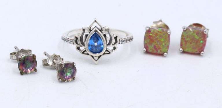 2 Pairs of stud earrings and ring in 925 sterling silver