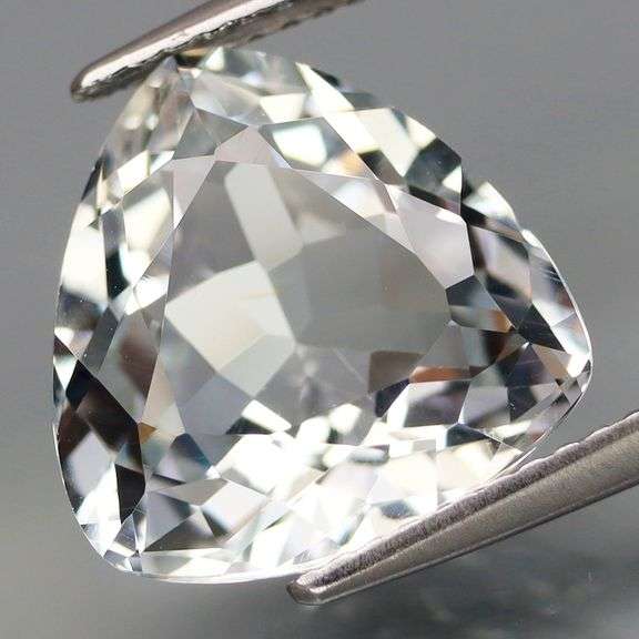 Gorgeous 7.59ct diamond white Topaz
