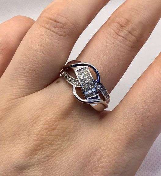 STYLISH AND ELEGANT 14K WHITE GOLD PRINCESS CUT DIAMOND RING