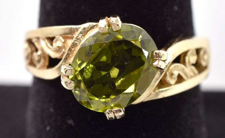 Lively 14K Yellow Gold Approx. 2.60CTS Peridot Gemstone Ring