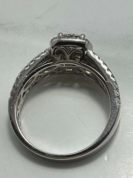 CERTIFIED BRAND NEW 14K WHITE GOLD DIAMOND ENGAGEMENT RING.
