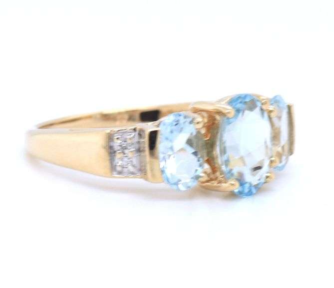 14kt Yellow gold 2ctw oval aquamarine and diamond accent 3 stone ring
