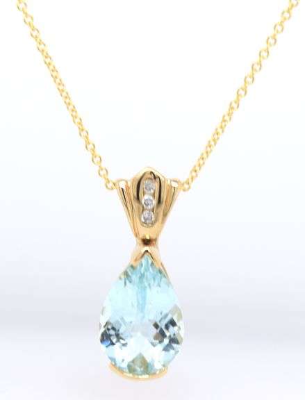 14kt Yellow gold 3.60ct Pear shaped Aquamarine and diamond accent pendant on chain