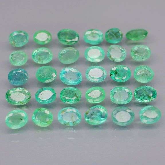 Vivid! Top green 5.75ct Colombian Emerald set
