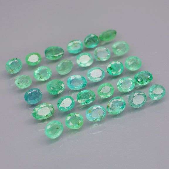 Vivid! Top green 5.75ct Colombian Emerald set