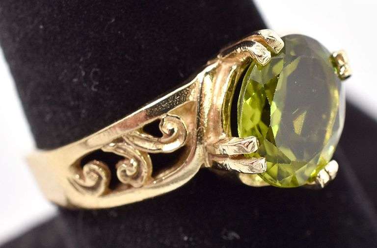 Lively 14K Yellow Gold Approx. 2.60CTS Peridot Gemstone Ring