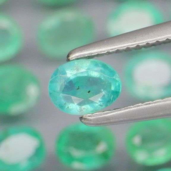 Vivid! Top green 5.75ct Colombian Emerald set