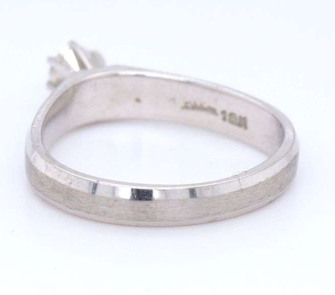 14kt White gold 1/4ct diamond solitaire ring