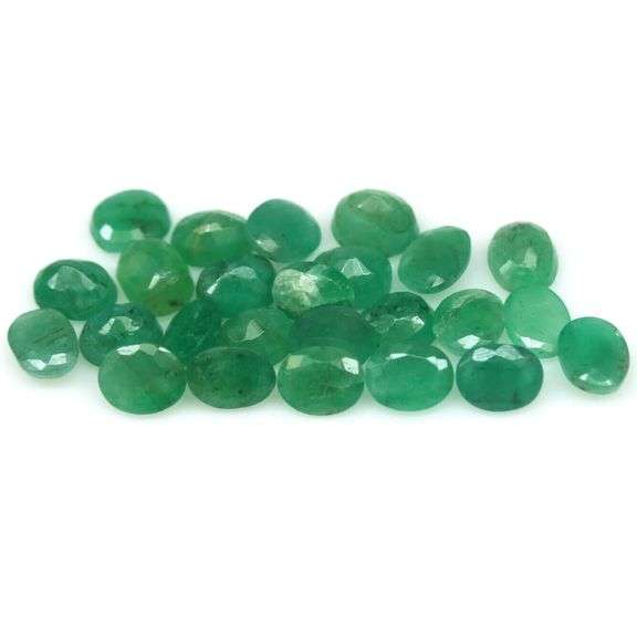 Rich emerald green 8.53ct 20pc emerald set