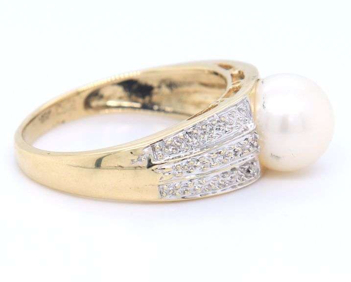 Set of 10kt Yellow gold diamond cluster earrings and diamond and pearl ring