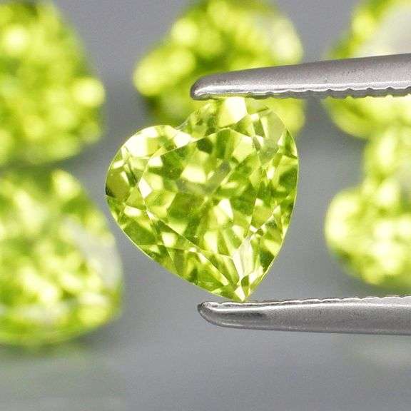 Fantastic 5.03ct 6x6mm heart cut Peridot set