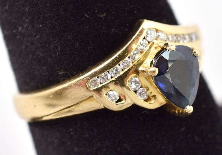 Wonderful Blue Sapphire and Diamond Ring in 18K yellow Gold