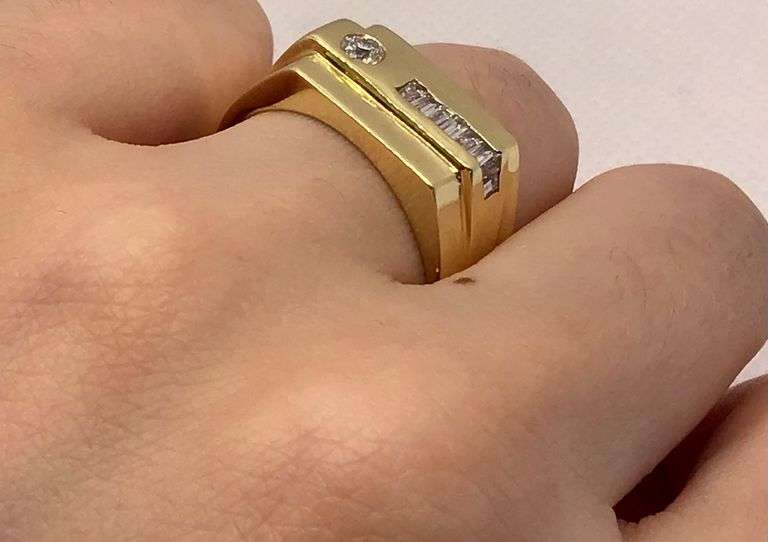 STUNNING AND ELEGANT 14K YELLOW GOLD BAGUETTE AND ROUND DIAMOND MEN’S RING