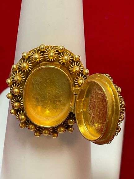 18k gold Middle Eastern dome ring with secret box. IN NEW CONDITION