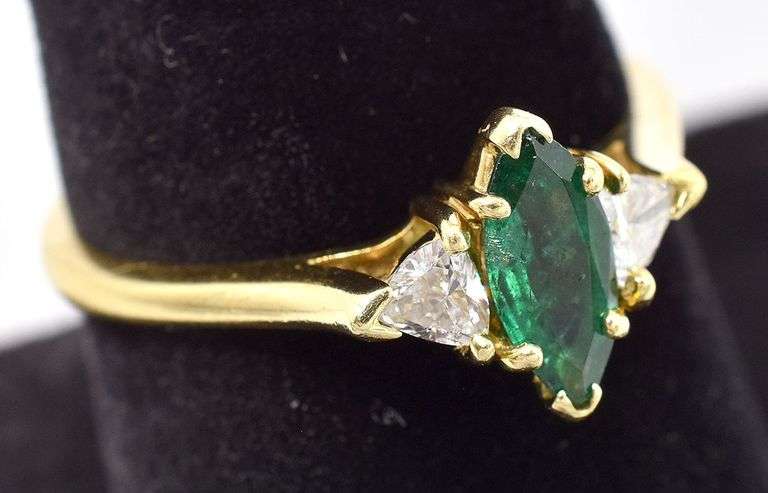 Mesmerizing 18K Yellow Gold Approx. 0.47CTS Emerald and Approx. 0.26CTW Diamond Ring