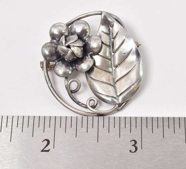 Wonderful Floral Pin in Sterling Silver