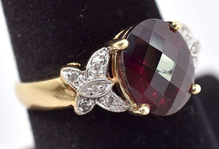 Brilliant Garnet and Diamond Ring in 14K Yellow Gold
