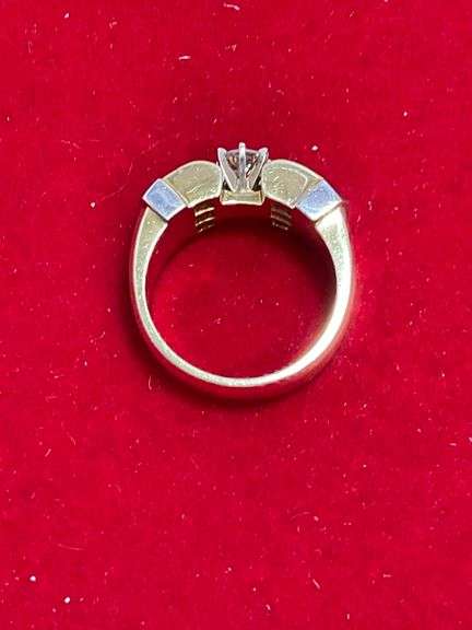 CERTIFIED 18K GOLD DIAMOND ENGAGEMENT RING