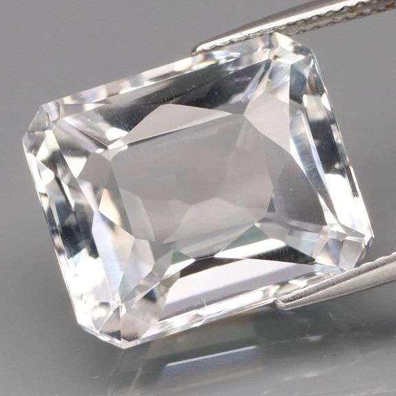 Superb 17.63ct top gem grade diamond white Quartz