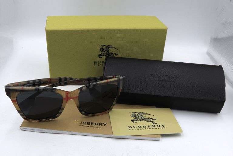 Burberry Nova check sunglasses