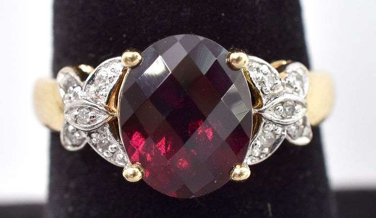Brilliant Garnet and Diamond Ring in 14K Yellow Gold