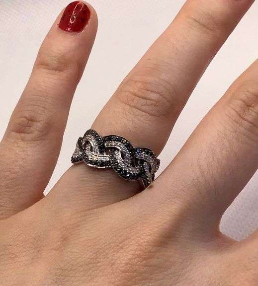 EYE CATCHING 18K WHITE GOLD BRAIDED BLACK AND WHITE DIAMOND RING