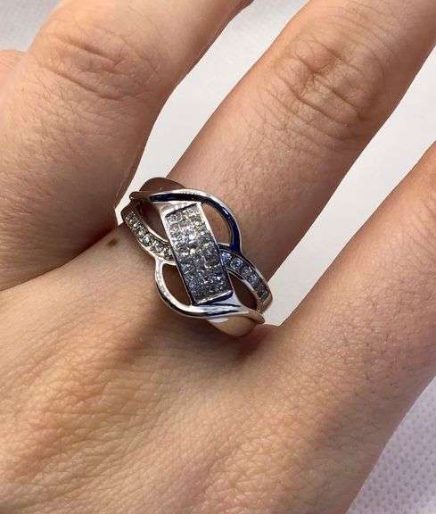 STYLISH AND ELEGANT 14K WHITE GOLD PRINCESS CUT DIAMOND RING