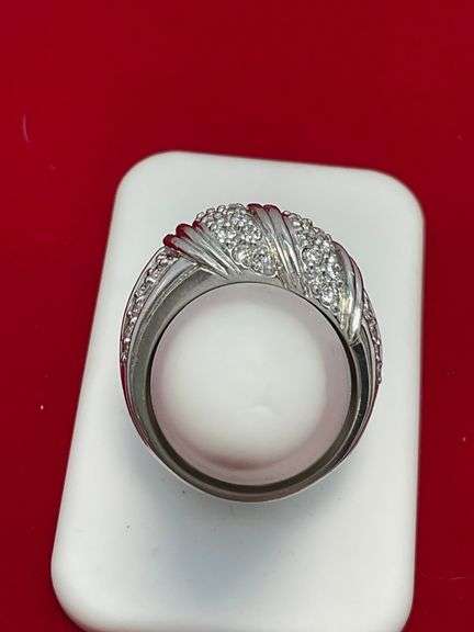 CERTIFIED PLATINUMDIAMOND BAND RING. IN MINT CONDITION