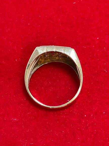 MEN'S GOLD AND DIAMOND RING