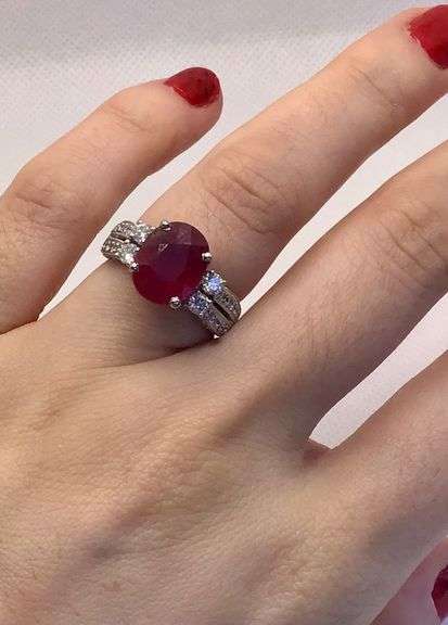 STUNNING VINTAGE  18K WHITE GOLD RUBY AND DIAMOND RING