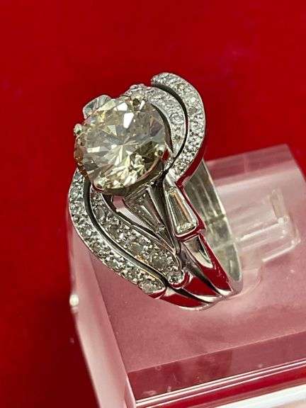 CERTIFIED 14K WHITE GOLD DIAMOND RING. 2.85 CARATS
