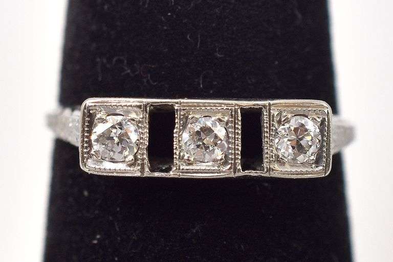 Mesmerizing Vintage Diamond Ring in 18K White Gold