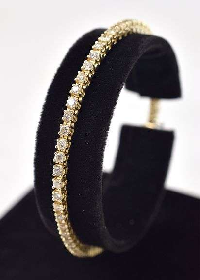 Sensational Approx. 2.00CTW Diamond Tennis Bracelet in 14K Yellow Gold