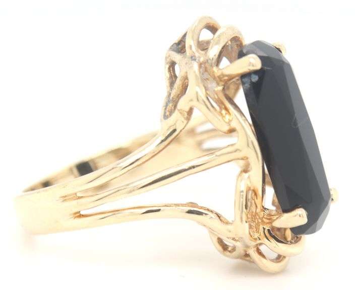 14kt Yellow gold black onyx ring