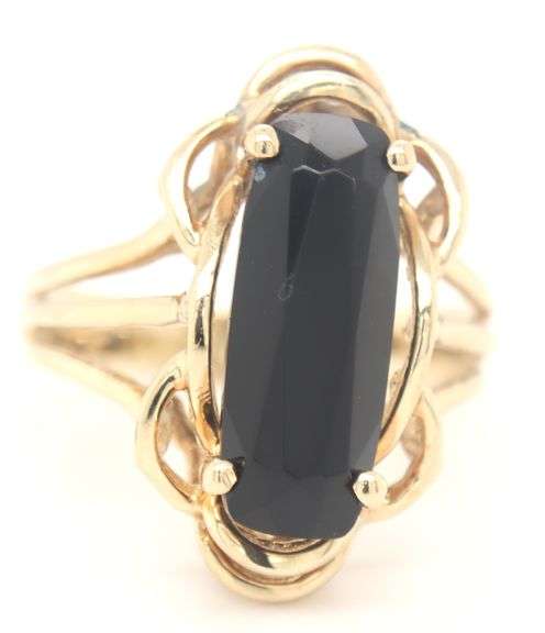 14kt Yellow gold black onyx ring
