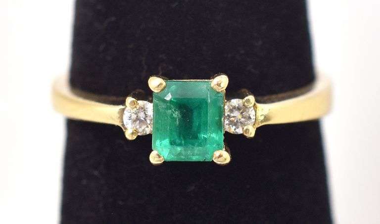 Elegant Genuine Emerald Ring in 18K Yellow Gold