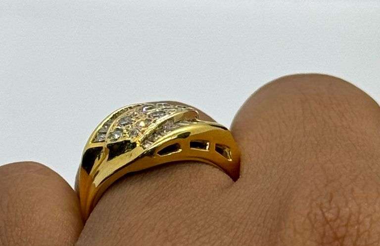 14K Yellow Gold Round Brilliant & Baguette Cut Diamond Ring
