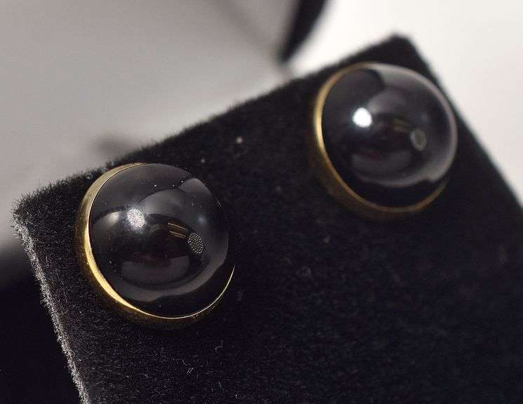 Elegant Onyx Stud Earrings in 14K yellow Gold