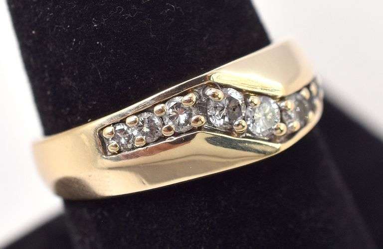 Delightful Diamond Band Ring in 14K Yellow Gold