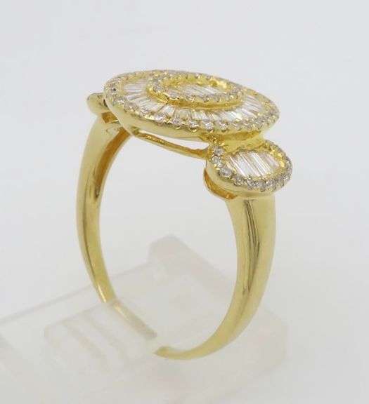 Stunning 1.65CTW Baguette & Round Brilliant cut Diamond Ring
