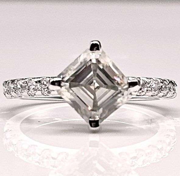 Sparkling 3.25 Ct VVs1 White I-J Asscher Cut Moissanite Ring
