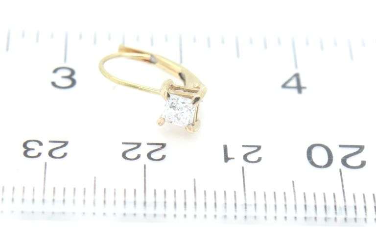 14kt Yellow gold 0.40ctw princess cut diamond lever back earrings