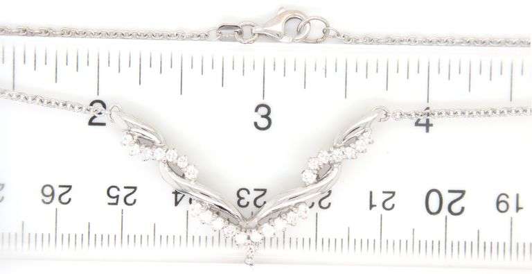 14kt White gold approximate 0.60ctw diamond V fancy necklace