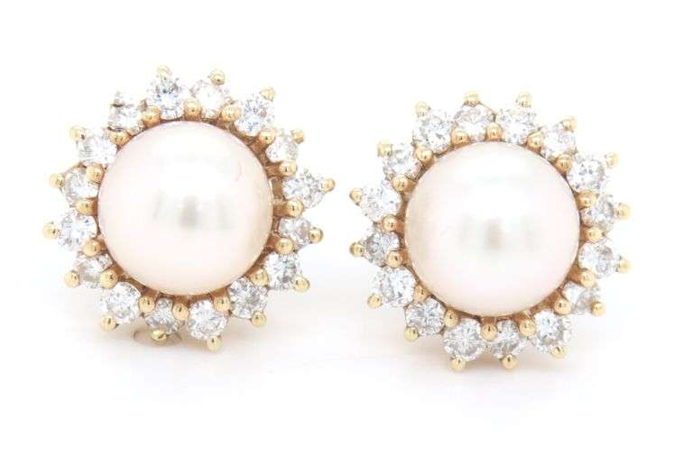 14kt Yellow gold blue Lagoon pearl stud with halo diamonds