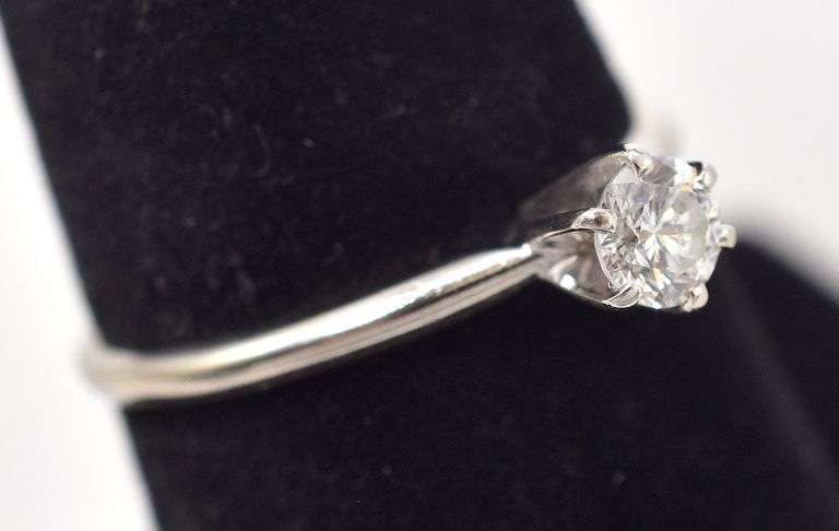 Dazzling Approx. 0.25CTS Diamond Ring in 14K White Gold