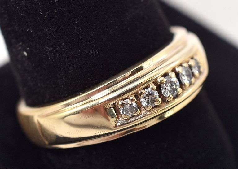 Captivating Diamond Band Ring in 14K Yellow Gold