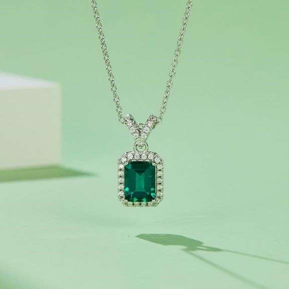 Beautiful 1.5 Ct VVs1 Lab Created Emerald Pendant