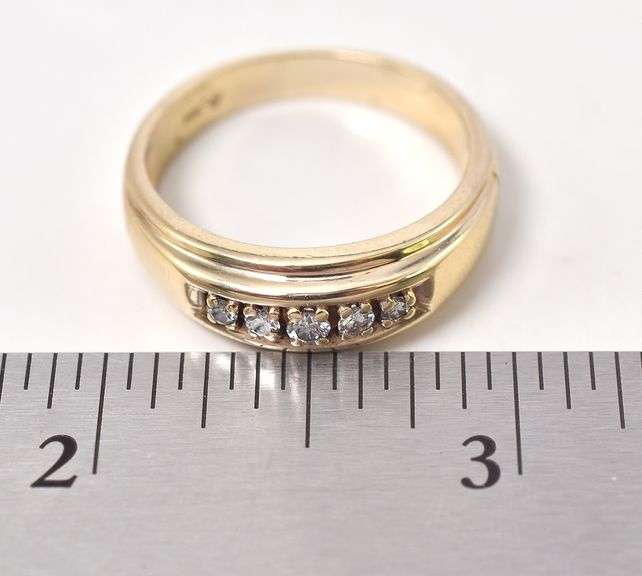 Captivating Diamond Band Ring in 14K Yellow Gold
