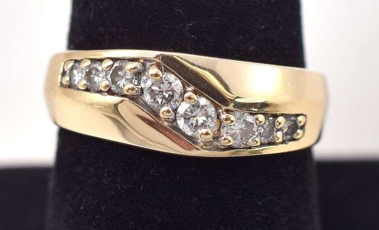 Delightful Diamond Band Ring in 14K Yellow Gold