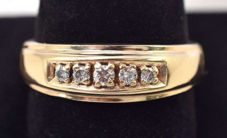 Captivating Diamond Band Ring in 14K Yellow Gold